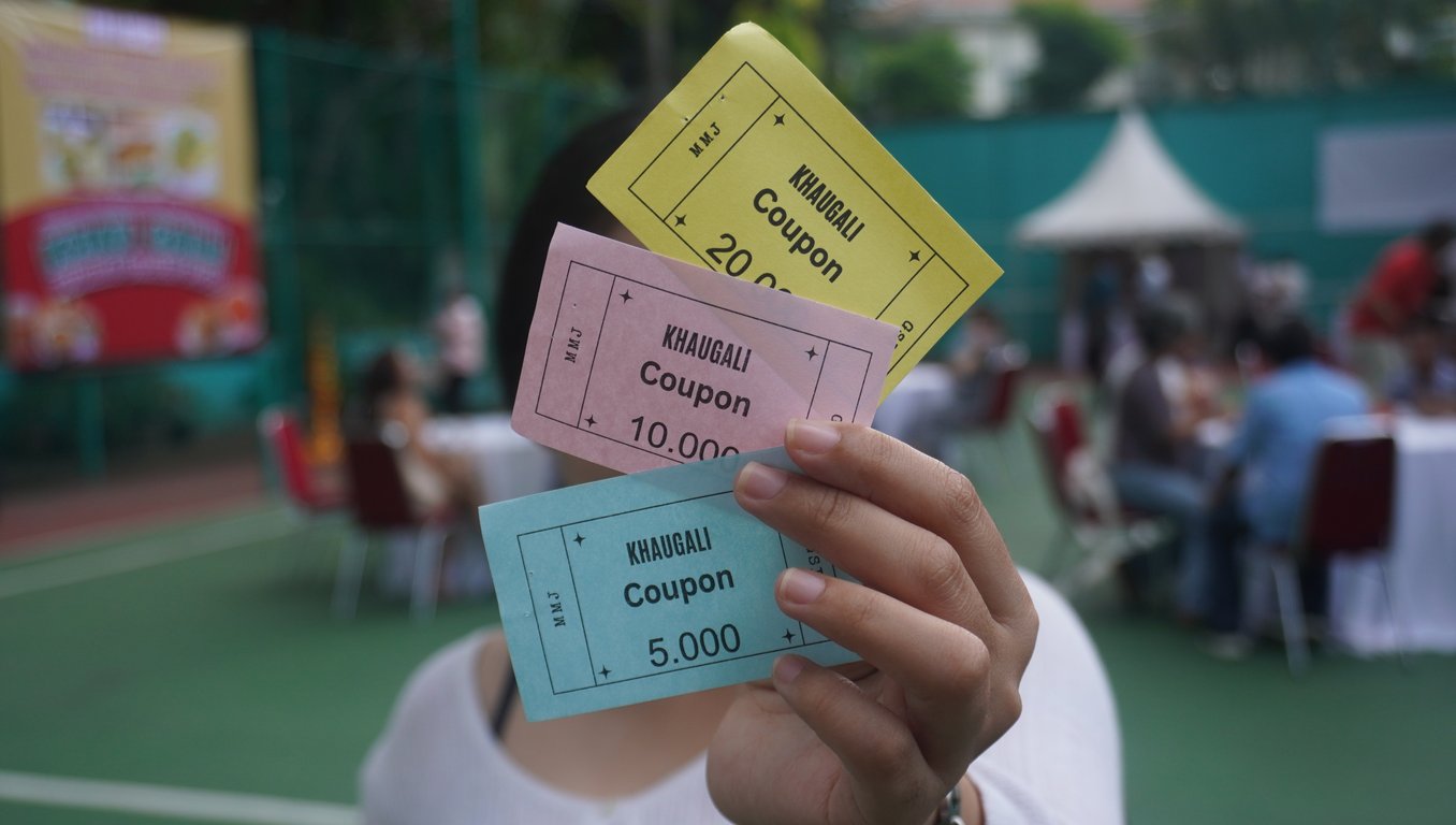Pengunjung menunjukan kupon uang untuk melakukan transaksi pada festival Khau Galli di India House, Menteng, Jakarta, Minggu (4/5/2025). Foto: India News Desk/Rafi Fadhilah