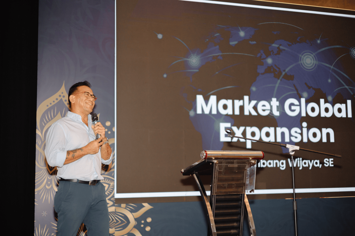 D. Bambang Wijaya, Owner PT Dekor Asia Jayakarya yang juga pengguna Alibaba.com selama lebih dari 12 tahun
