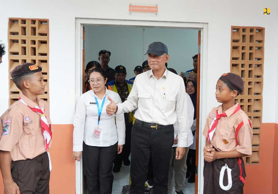 Baju Putih di Tengah Bapak Doddy Hanggodo Menteri Pekerjaan Umum