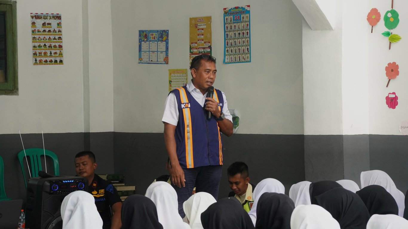 Assistant Manager Eksternal Daop 1 Jakarta, Tohari, memberikan penjelasan mengenai sosialisasi keselamatan perjalanan kereta api kepada murid SMP Islam Nurul Shodikin, Selasa (27/5).