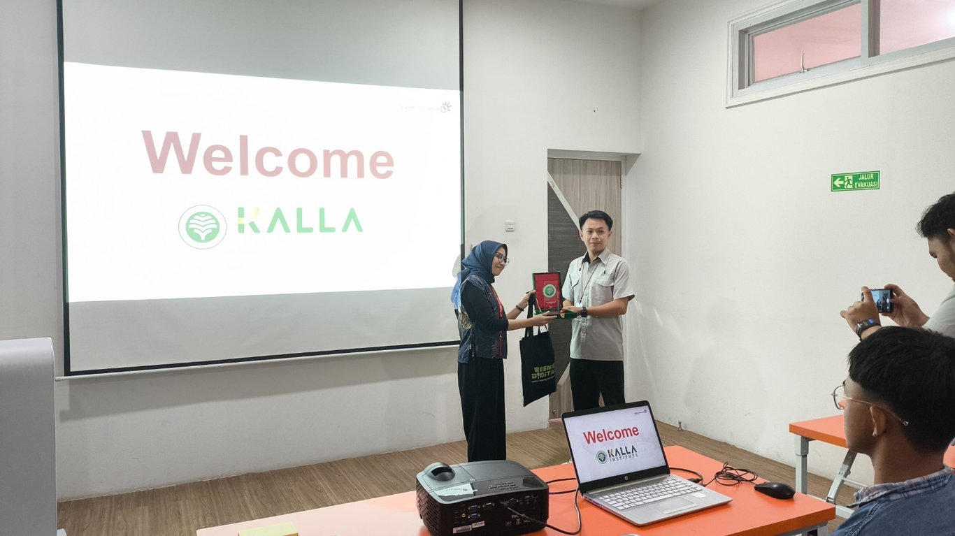 Penyerahan plakat dari ITBK untuk IndigoHub Makassar