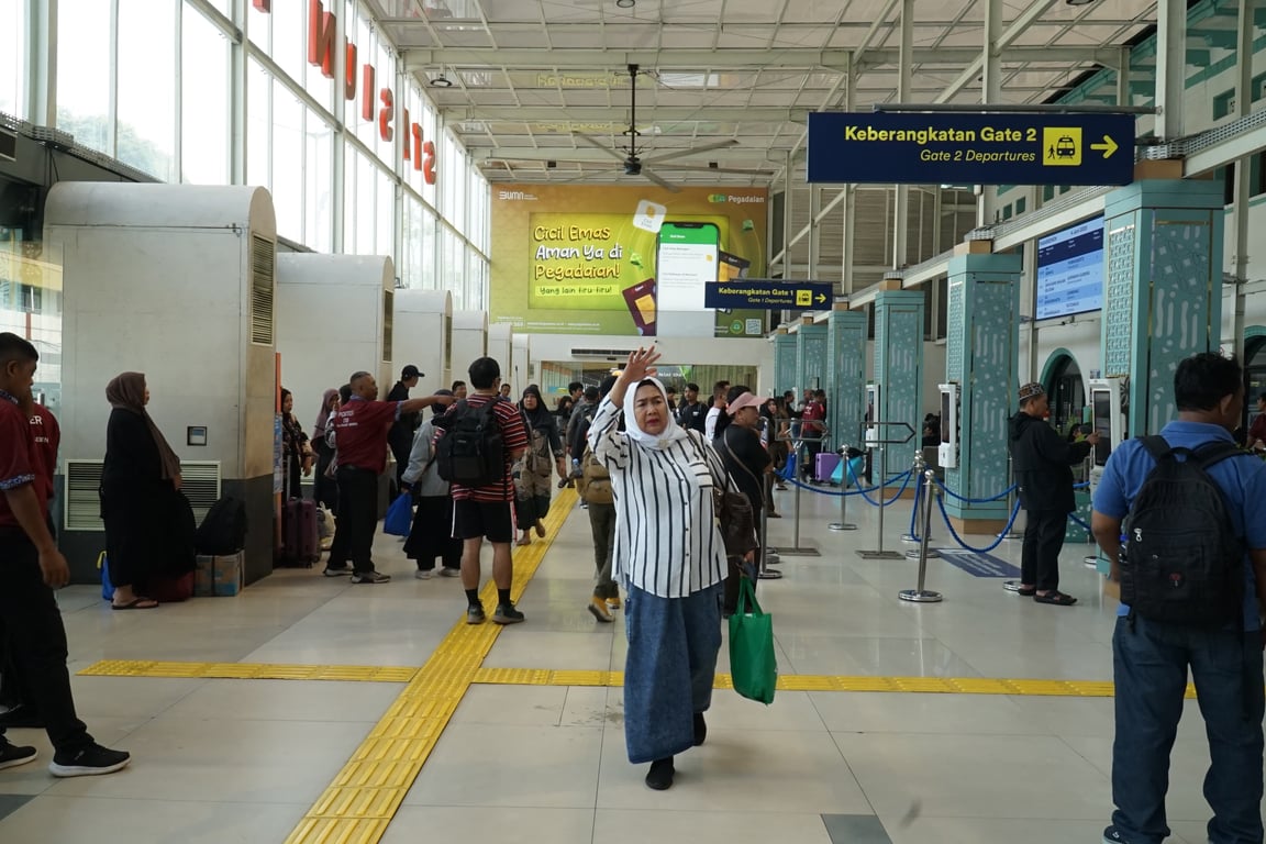 Suasana Penumpang di hall tengah Stasiun Pasar Senen