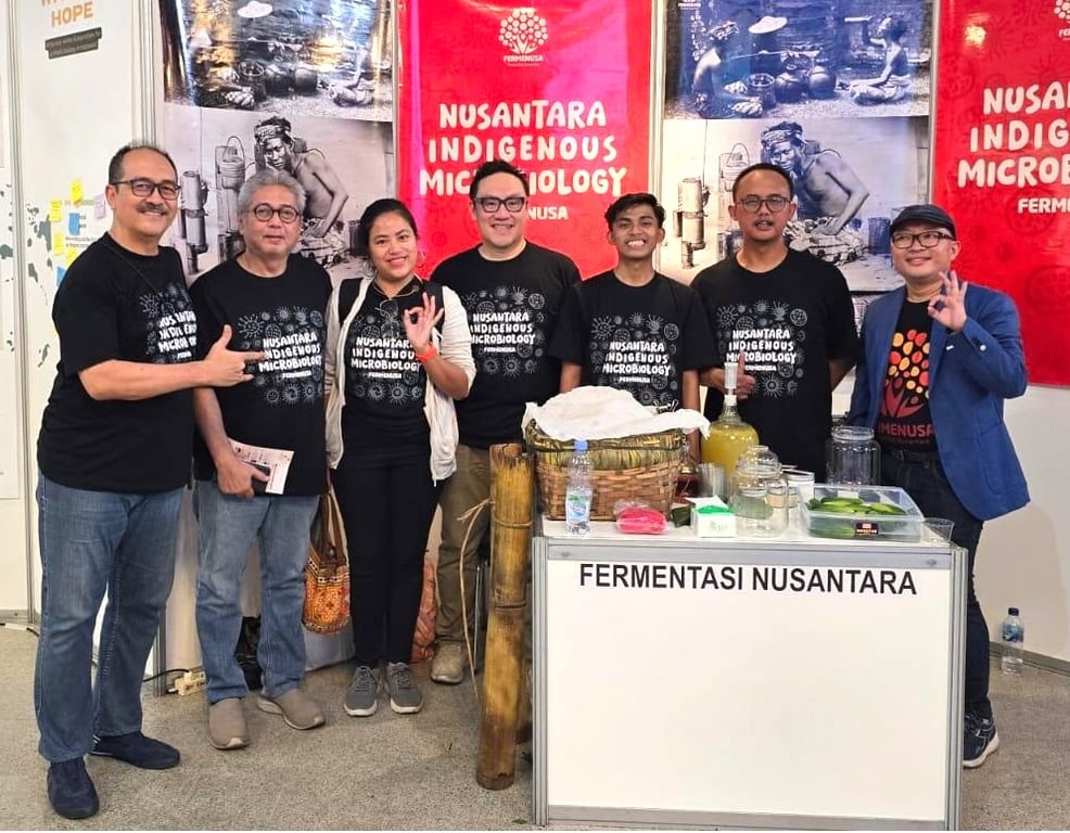 <b>Gerakan Fermentasi Nusantara</b> – Ketua Gerakan Fermentasi Nusantara (Fermenusa), Bambang Britono (kiri) dan anggota Fermenusa hadir memperkenalkan kekayaan mikrobiologi nusantara pada International Microorganism Day (IMD) 2024 yang diselenggarakan di Institut Teknologi Bandung (ITB), Bandung 21-22 September 2024.   