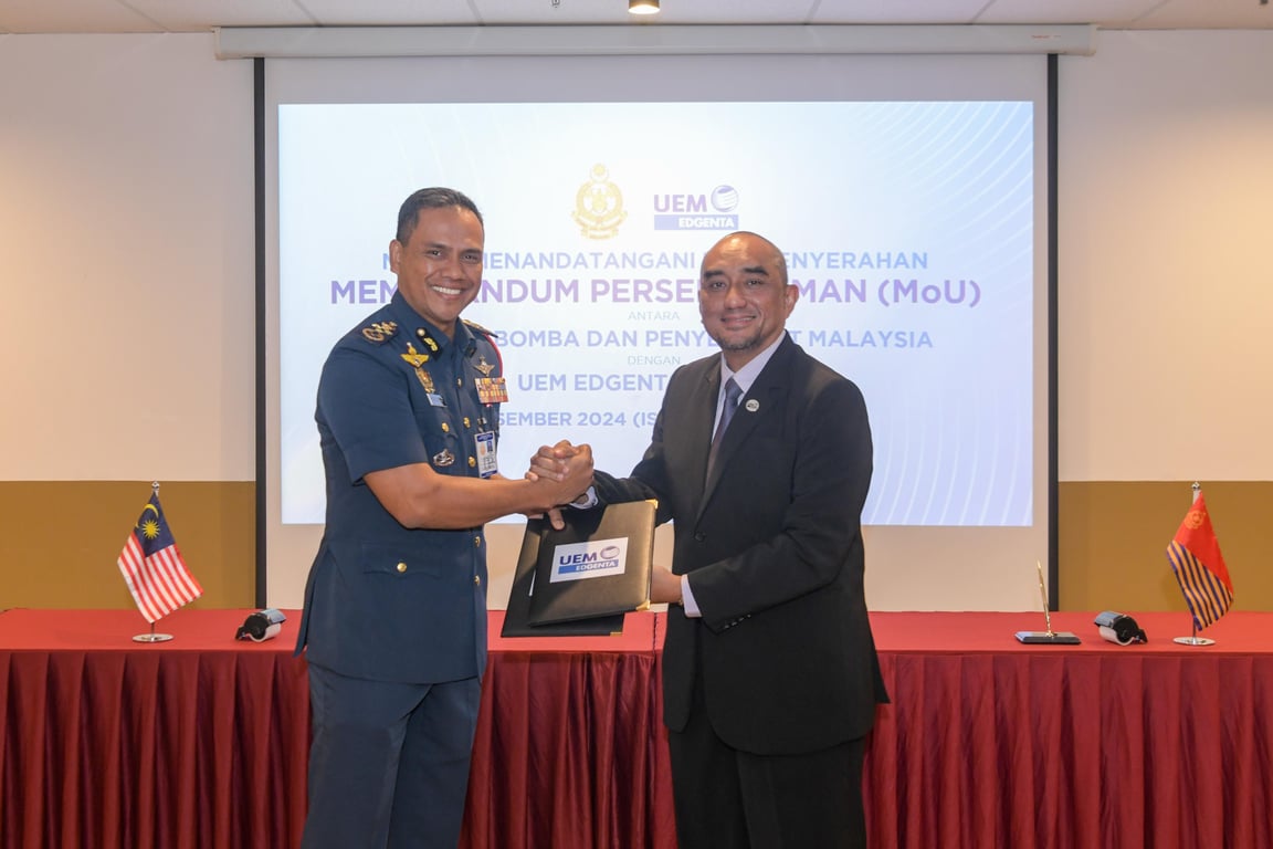 YAS Dato’ Ts. Nor Hisham Mohammad, Director General of Fire and Rescue Department of Malaysia (JBPM) (left) and Razman Ismail, Chief People Officer of UEM Edgenta at the recent MOU signing between UEM Edgenta and JBPM for the establishment of a ‘Mutual Disaster Relief Team’.