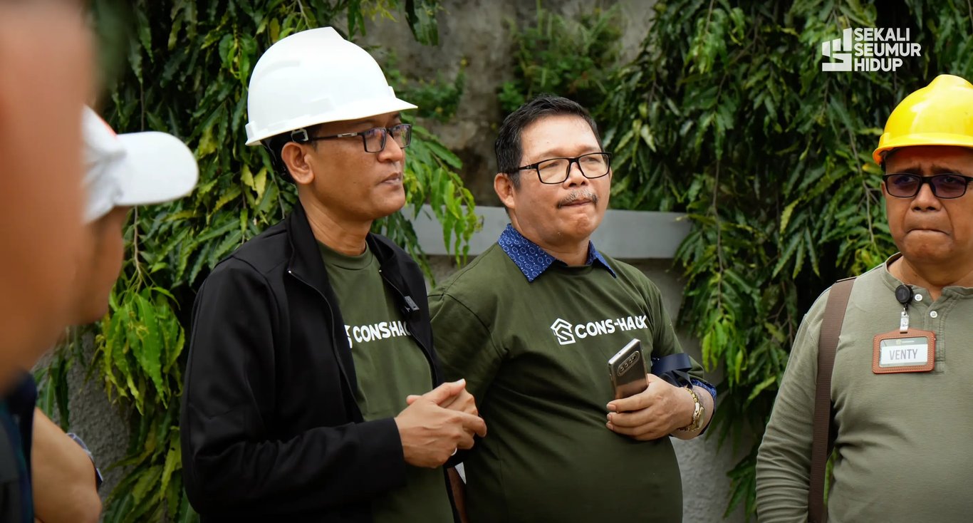 Hengky melakukan site visit bersama member komunitas Construction Hack