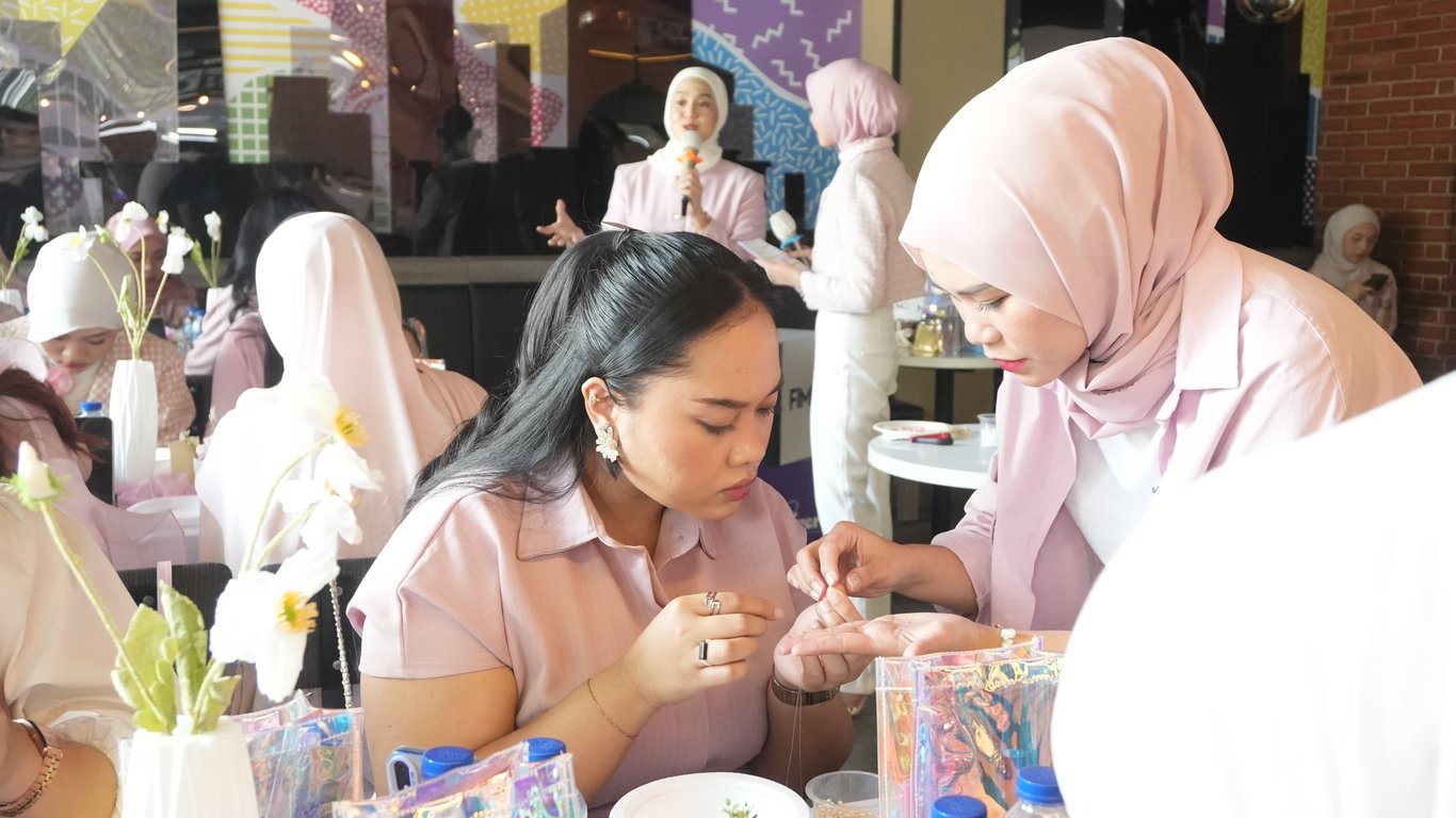 Glowfluencers antusias mengikuti workshop When Glow meets Pearl: DIY Bikin Gelang Pearl dalam acara Geng Glowing Glow & Gather 