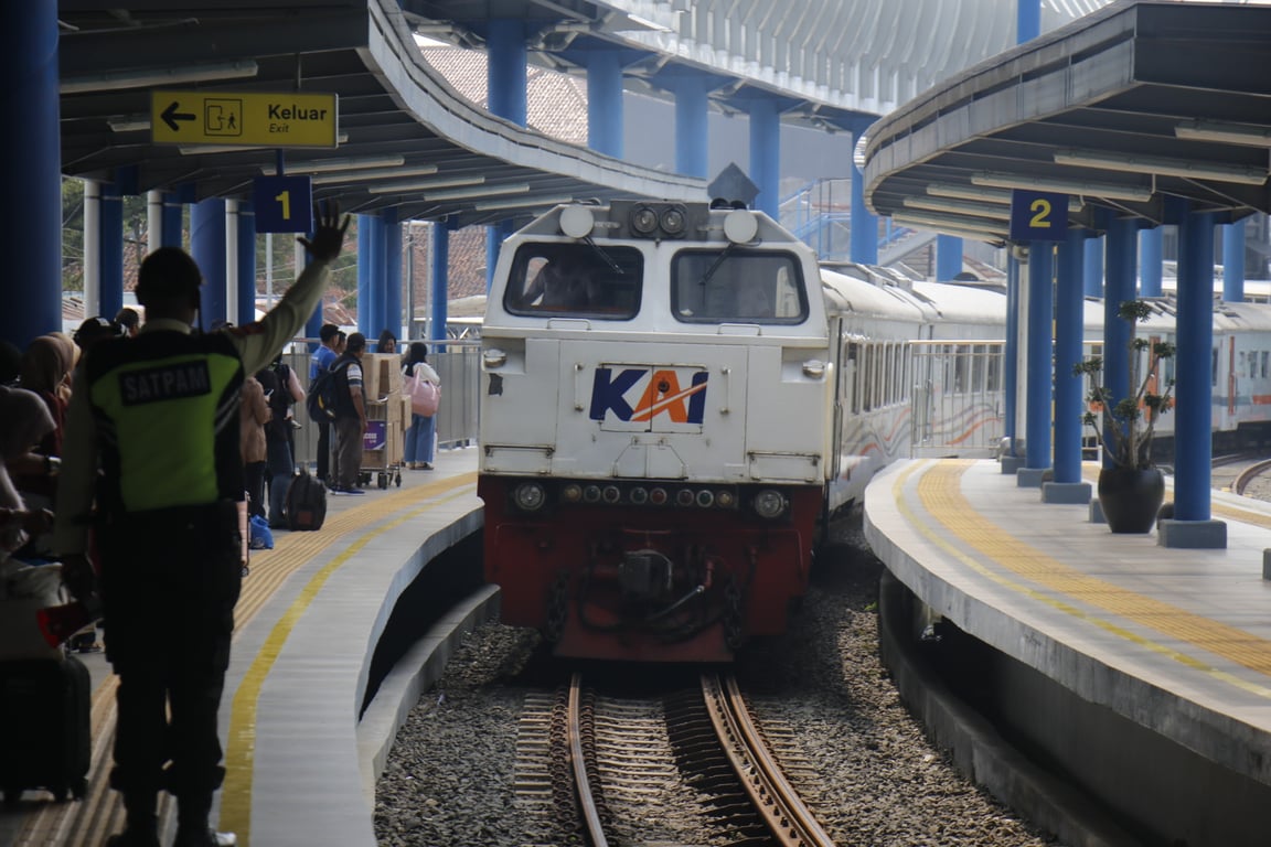 Suasana penumpang KA Pangrango di Stasiun Bogor Paledang pada Selasa (3/6)