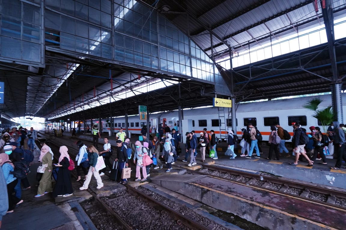 Suasana kepadatan penumpang di Stasiun Semarang Poncol
