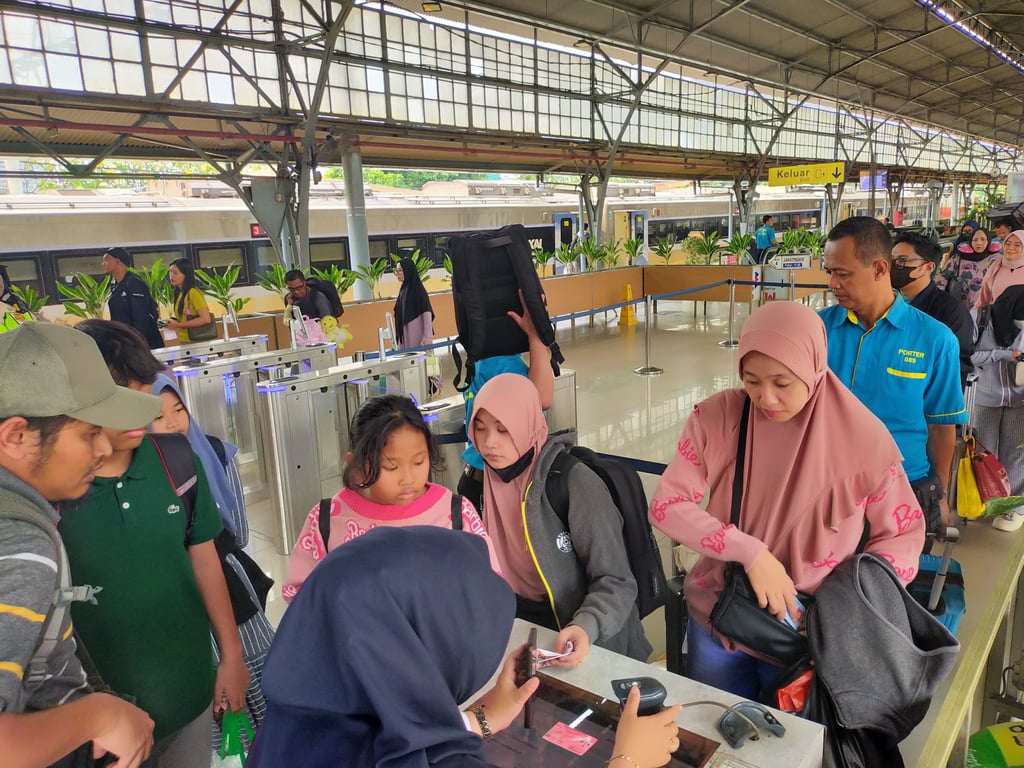 Pelanggan KA saat Melakukan Bording di Stasiun Pasar Senen.
