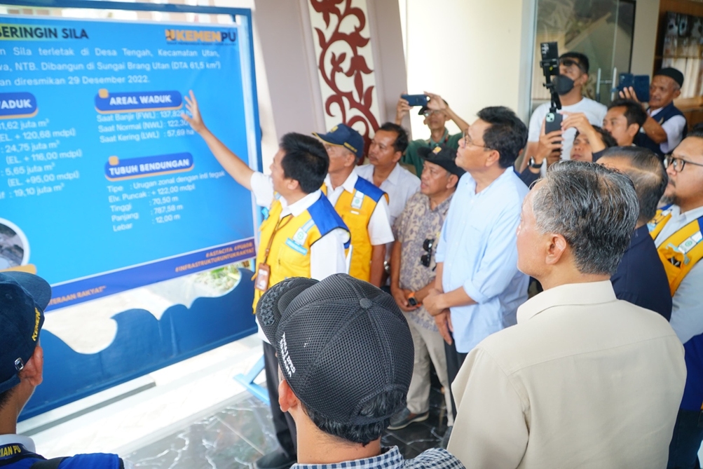 Baju Krem – Bapak Doddy Hanggodo Menteri Pekerjaan Umum