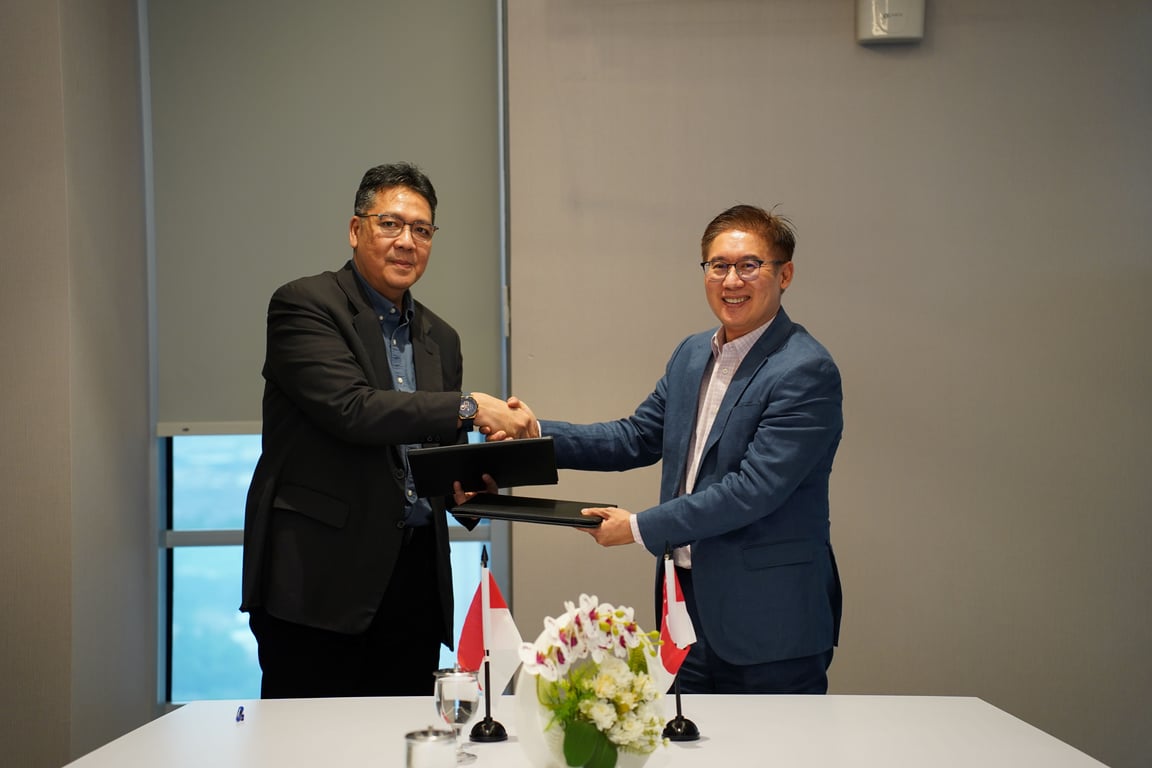 (ki-ka): Dr Asnan Furinto (Dekan BINUS Business School Master Program) bersama Prof David Gomulya (Perwakilan Singapore Management University/SMU)