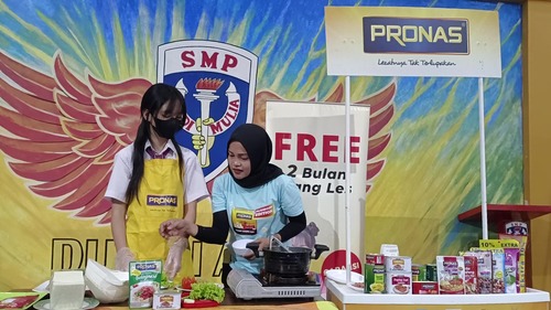 Potret partisipasi aktif siswa dalam sesi memasak dan makan bersama Pronas (Sumber: Dokumentasi Pribadi)