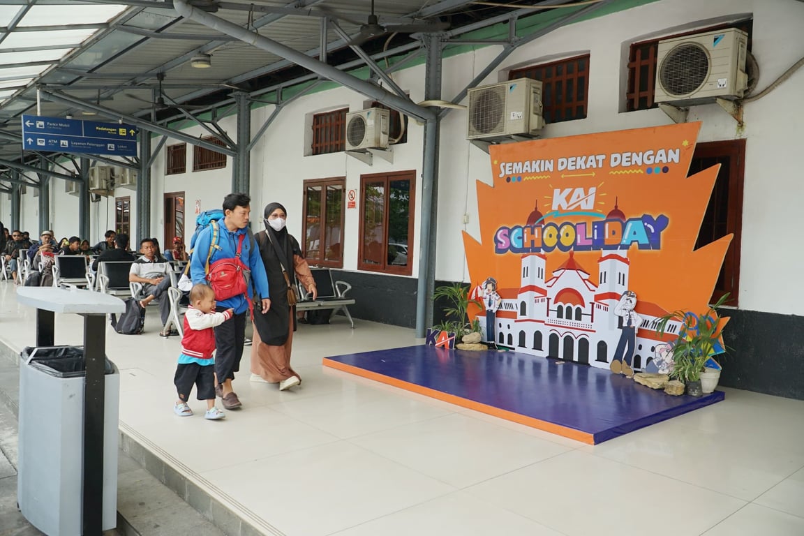 Photobooth bertemakan “Schooliday Semakin Dekat dengan KAI” di Stasiun Semarang Poncol