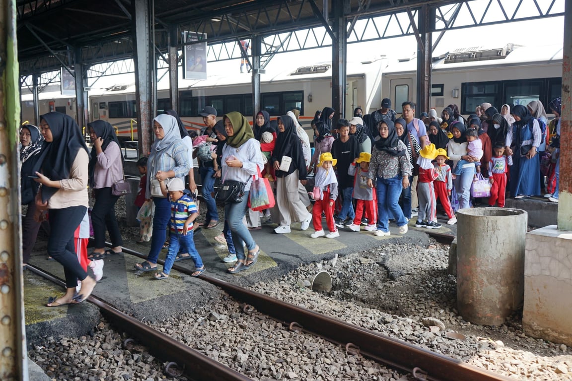 Suasana kepadatan kedatangan penumpang di Stasiun Semarang Tawang