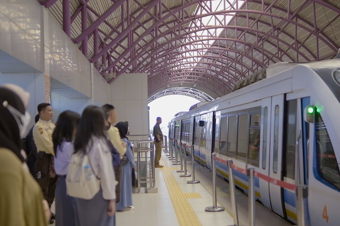 Foto: Suasana turun naik penumpang LRT Sumsel di stasiun.