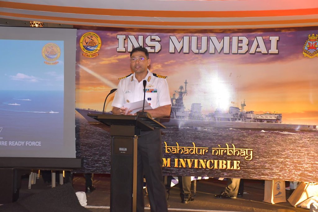 Captain Sandeep Kumar memberikan pidato pada acara kunjungan INS Mumbai di Jakarta, Kamis (16/01/2025).