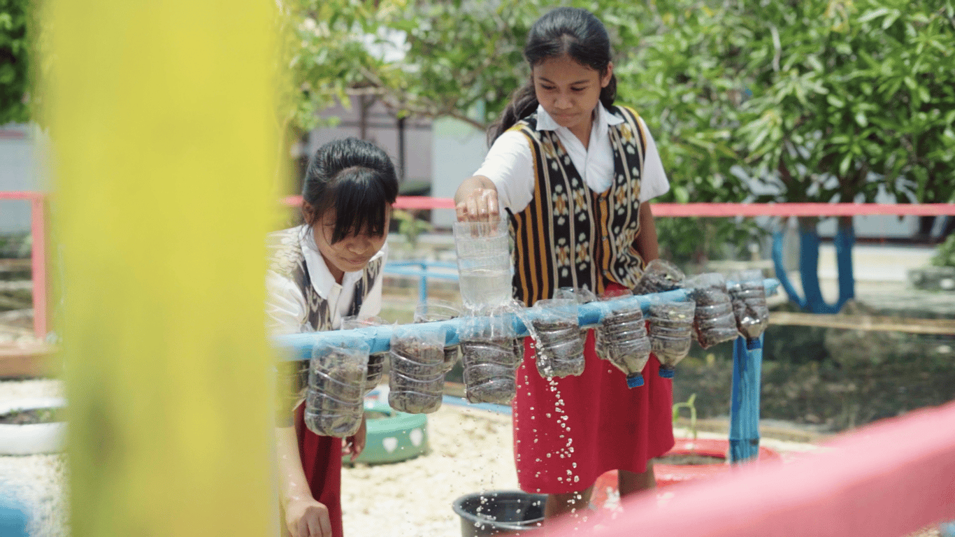 Kegiatan siswa SD Negeri Papela memanfaatkan botol plastik bekas di pekarangan sekolah