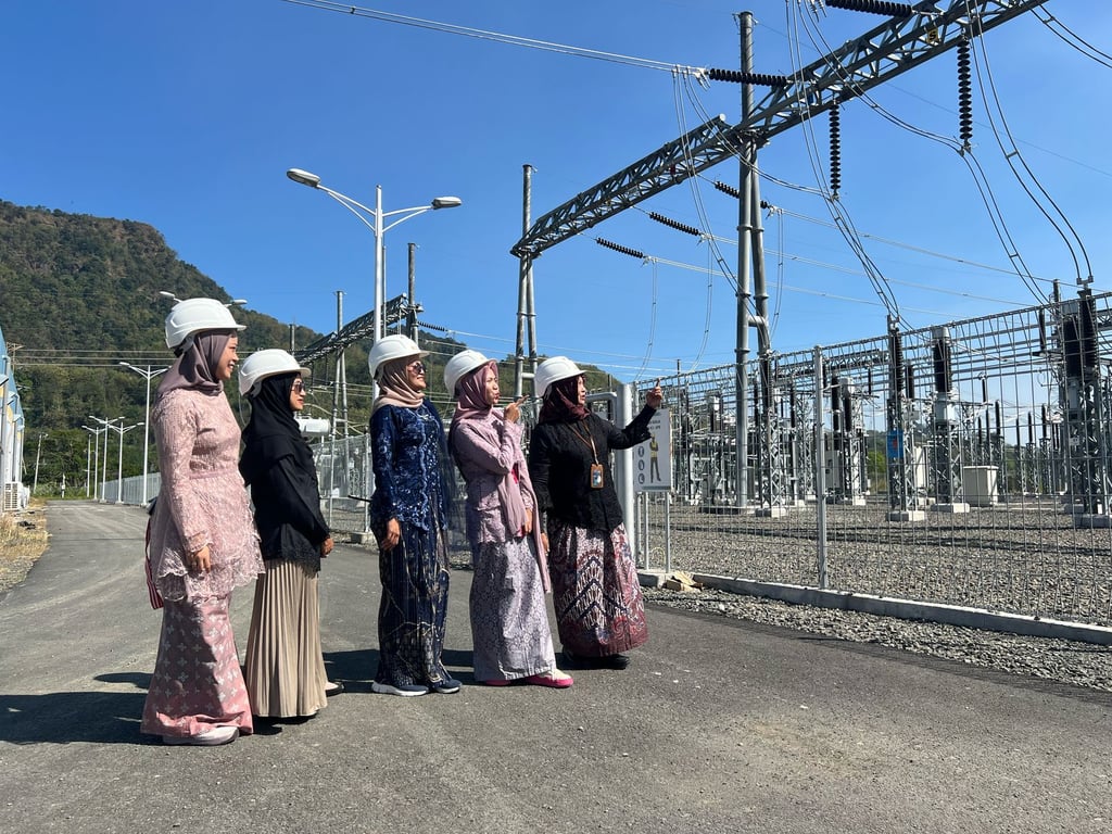 Srikandi PLN Indonesia Power UBP Jatigede di area Power House PLTA Jatigede