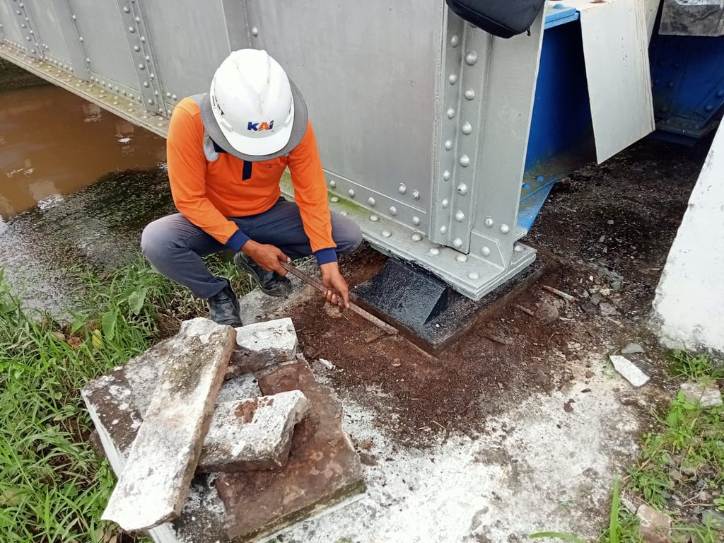 Foto : Petugas sedang melakukan perbaikan jembatan