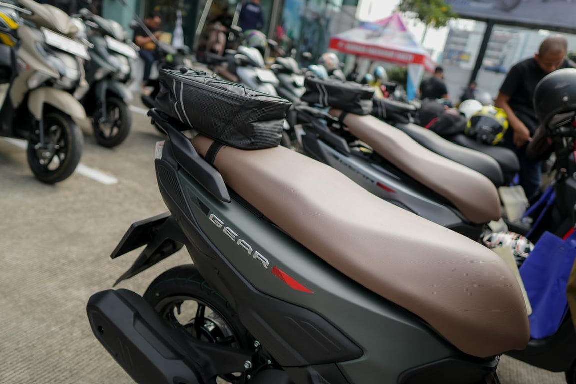 Desain pegangan belakang dibuat panjang dan kokoh, berfungsi ganda sebagai tempat menggantung tas tambahan atau mengikat barang tanpa mengganggu kenyamanan berkendara.