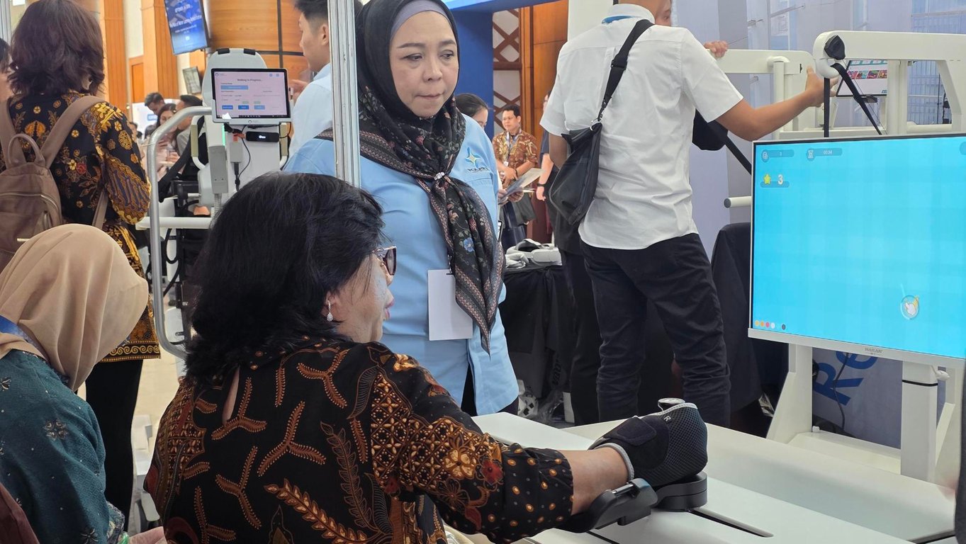Picture 2: A delegate trying the ArmMotus™ M2 Pro, an upper extremity rehabilitation equipment that applies to neurological and musculoskeletal disorders. 