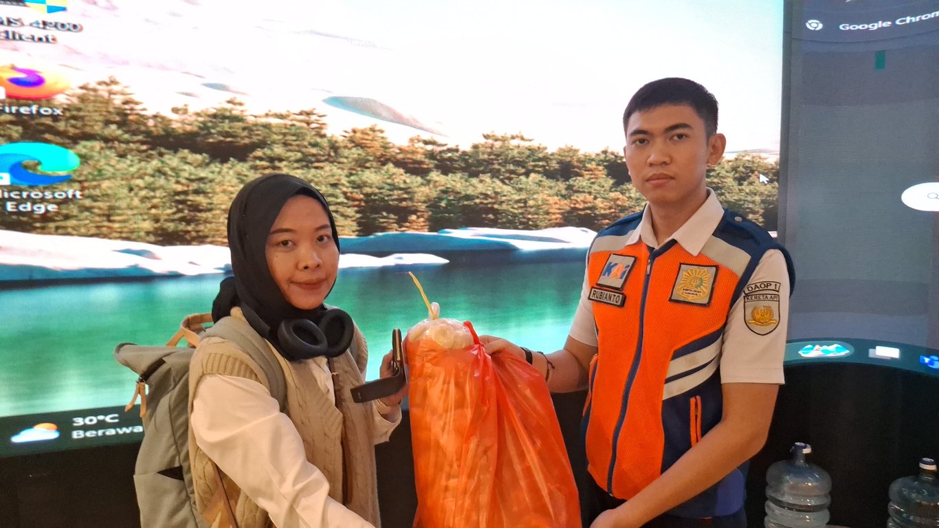 Petugas Lost and Found saat Menyerahkan Barang Bawaan Penumpang yang Ketinggalan di Atas KA