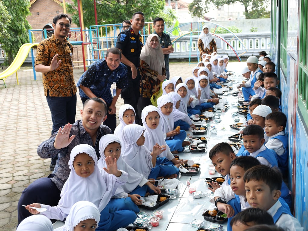 Penyerahan bantuan Makan Siang Gratis kepada siswa sekolah di Boyolali
