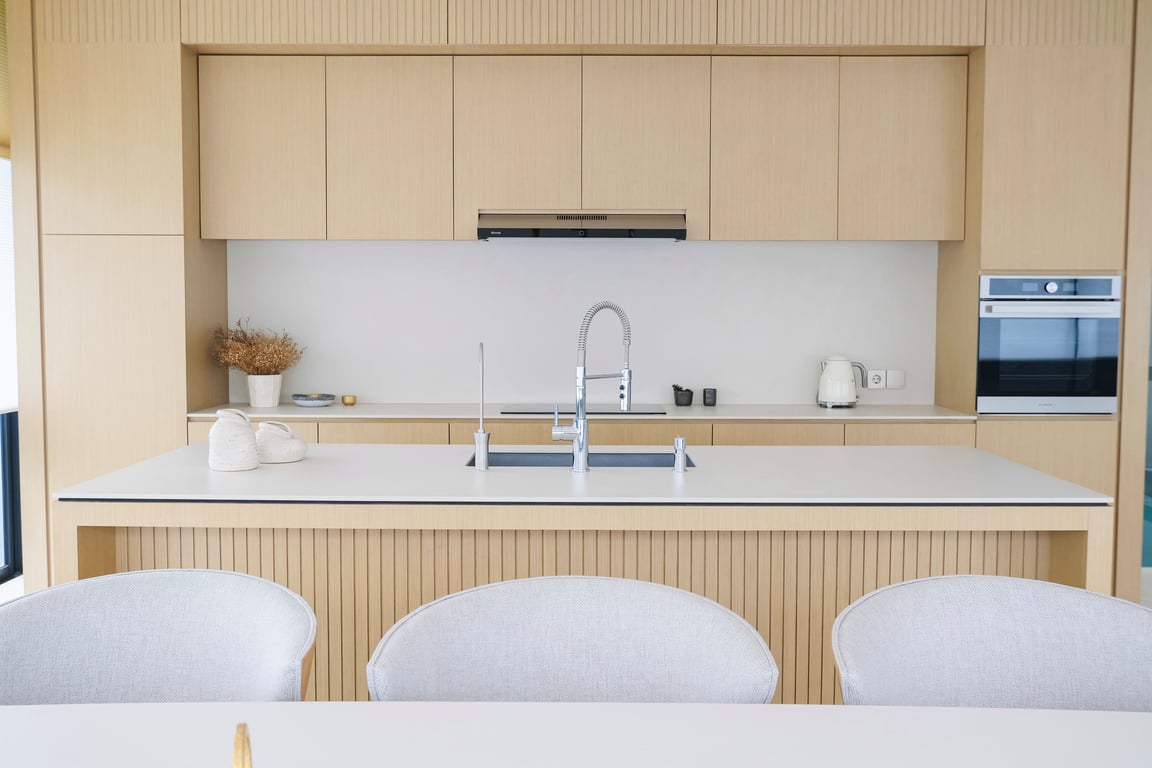 Inspirasi dapur utama idaman ala Insignio Studio: nuansa menenangkan dalam setiap detail.