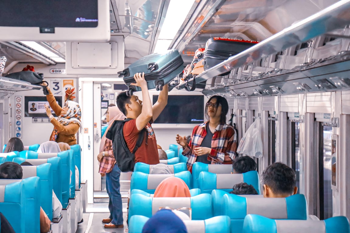 Suasana penumpang di atas rangkaian Kereta Api Pandalungan, Jumat (30/5)