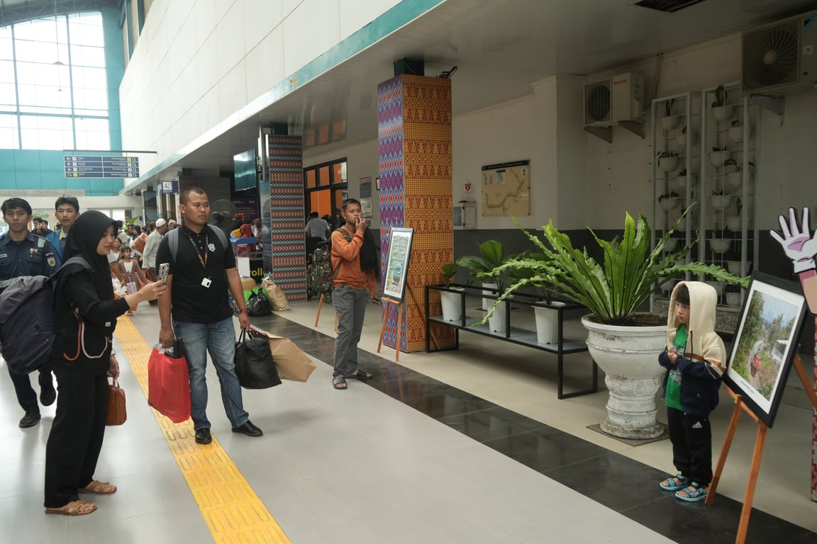 Foto : Penumpang kereta api di ruang tunggu stasiun Kertapati