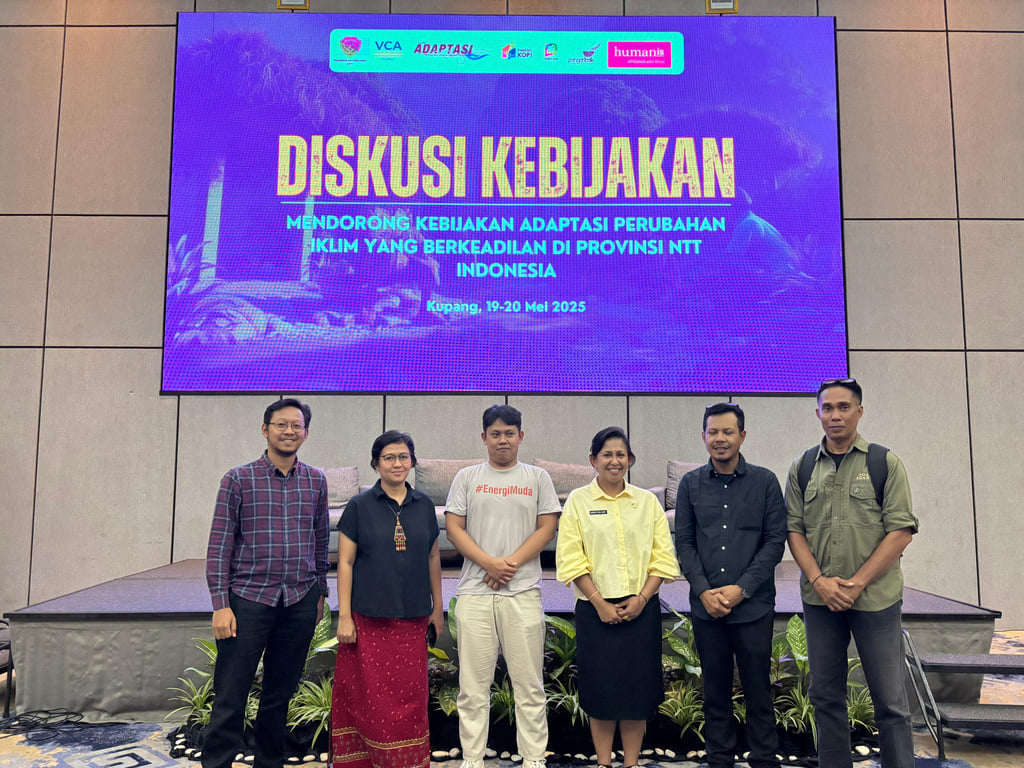 Keterangan foto (dari kiri ke kanan): Azis – Koaksi
Indonesia / Koalisi Sipil, Trisa – Yayasan Humanis, Ridwan Arif – Koaksi
Indonesia / Koalisi Sipil, Sherly S. Wila Huky, ST., MT. – Kepala Bidang
Pengendalian dan Perlindungan DLHK Provinsi NTT, Sardi Winata – Penabulu /
Koalisi Adaptasi, Fredick – Koalisi Adaptasi. (Dok. VCA)