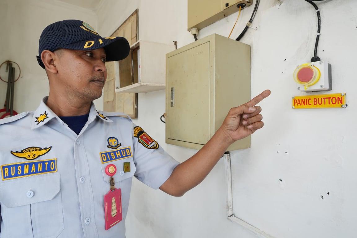 Petugas Perlintasan Sebidang Dishub Kota Semarang saat menunjukkan Panic Button
