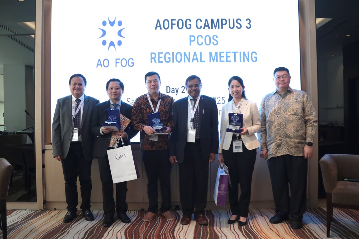Pemberian sertifikat dan plakat oleh Sekretaris Jenderal AOFOG, Dr. Rohana Haththotuwa dan Chairmen Komite Fertilitas dan Endokrinologi Reproduksi AOFOG, Prof. Budi Wiweko
