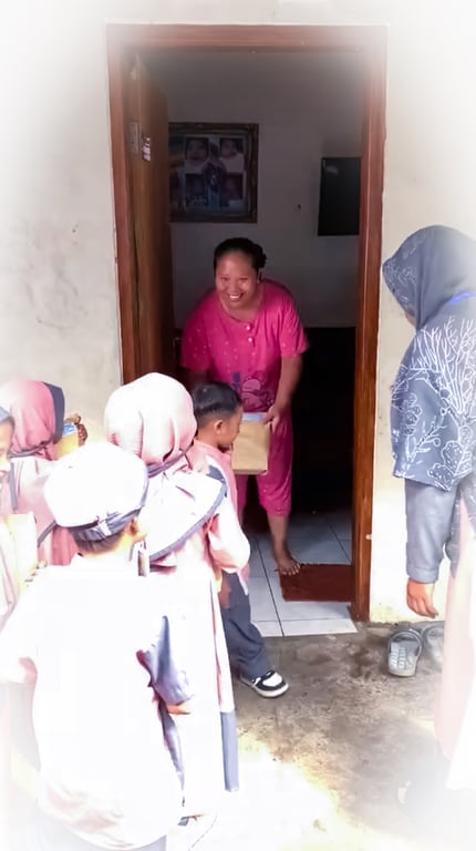 Para siswa terlibat aktif dalam berbagai kegiatan sosial untuk membangun empati sejak dini.