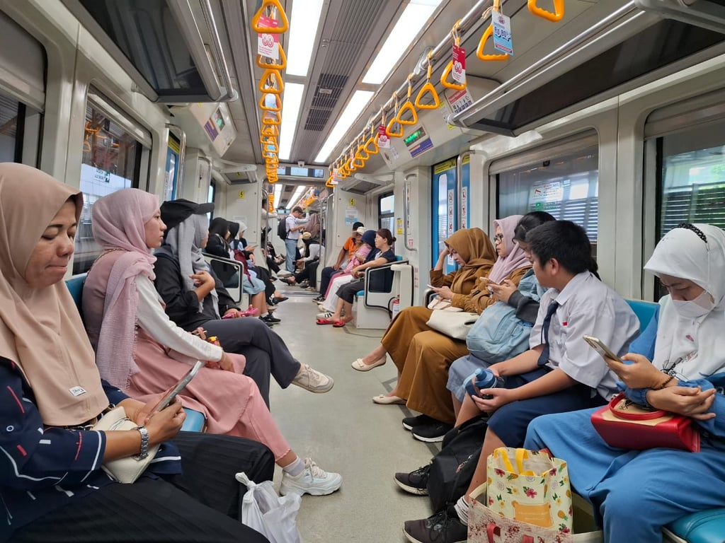 Foto : Penumpang pengguna LRT Sumsel dalam perjalanan