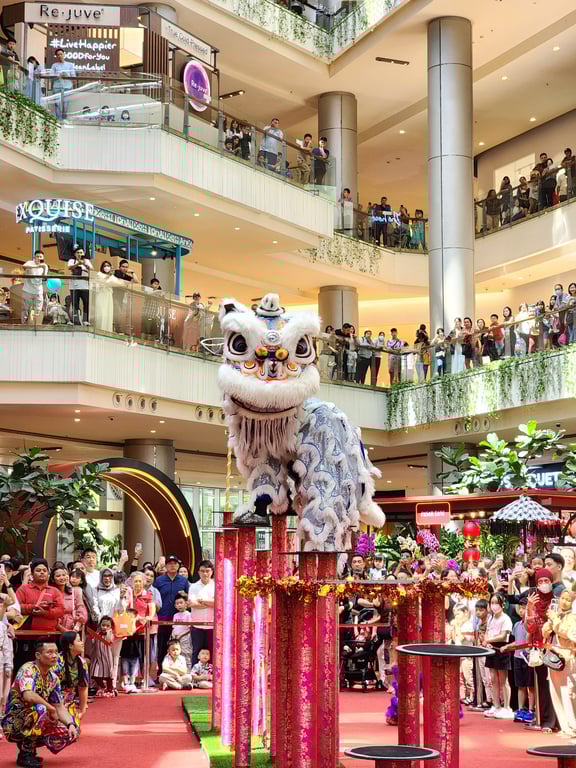 Pertunjukkan Barongsai Tonggak di PIK Avenue