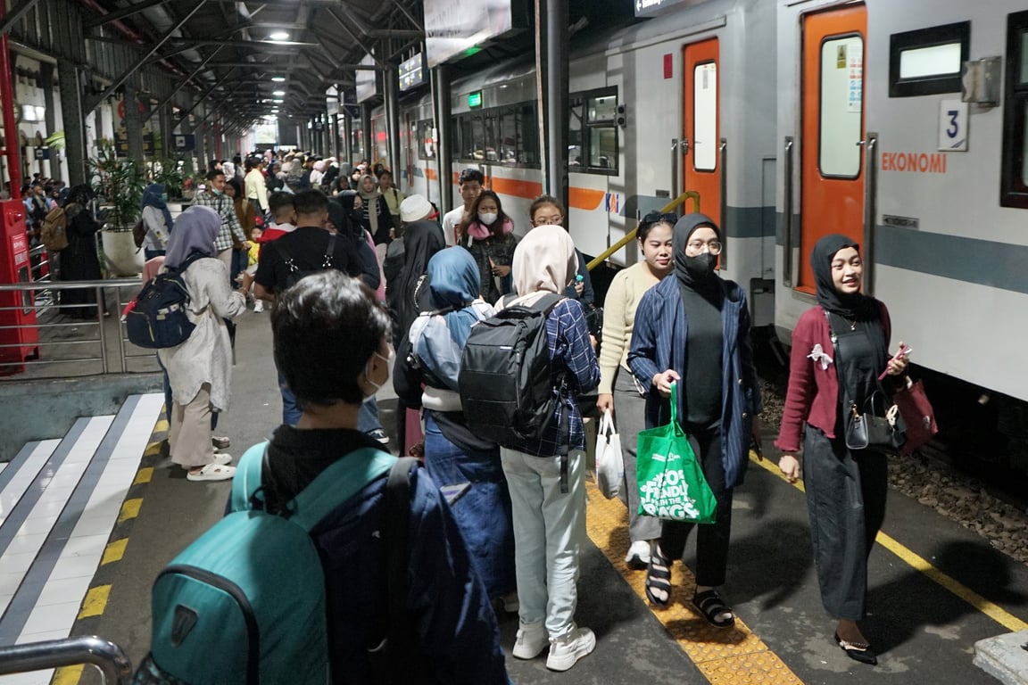 Suasana kepadatan penumpang di Stasiun Semarang Tawang