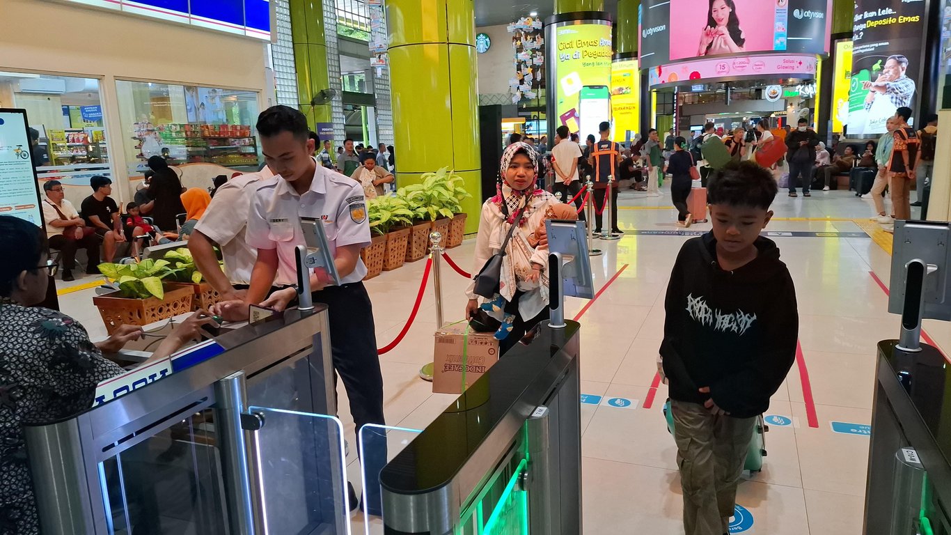Pelanggan saat melakukan boarding menggunakan fasilitas face recognition boarding gate di Stasiun Gambir, Kamis (26/6).