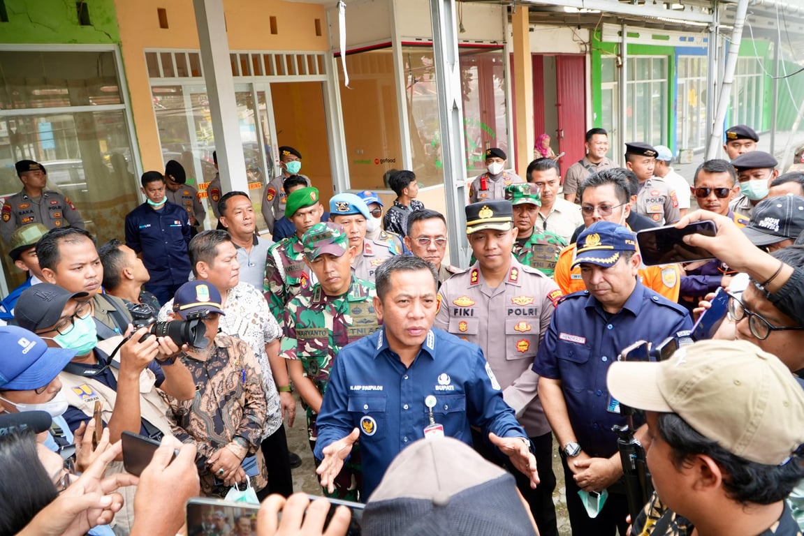 Bupati Karawang, H. Aep Syaepuloh Didampingi Deputy 2 KAI Daop 1 Jakarta, Deddy Hendrady saat Memberikan Penjelasan Kepada Awak Media.