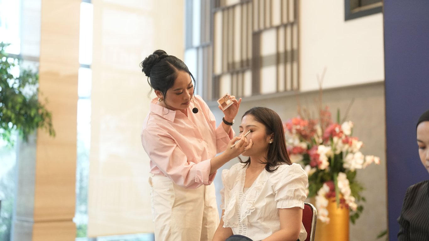 Sesi interactive stage Ovale bersama makeup artist Puti Hadiwijoyo yang membahas makeup look Lebaran.