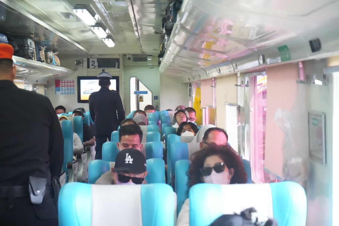 Suasana perjalanan KA Sribilah Utama relasi Medan-Rantau Prapat pada Senin (17/11).