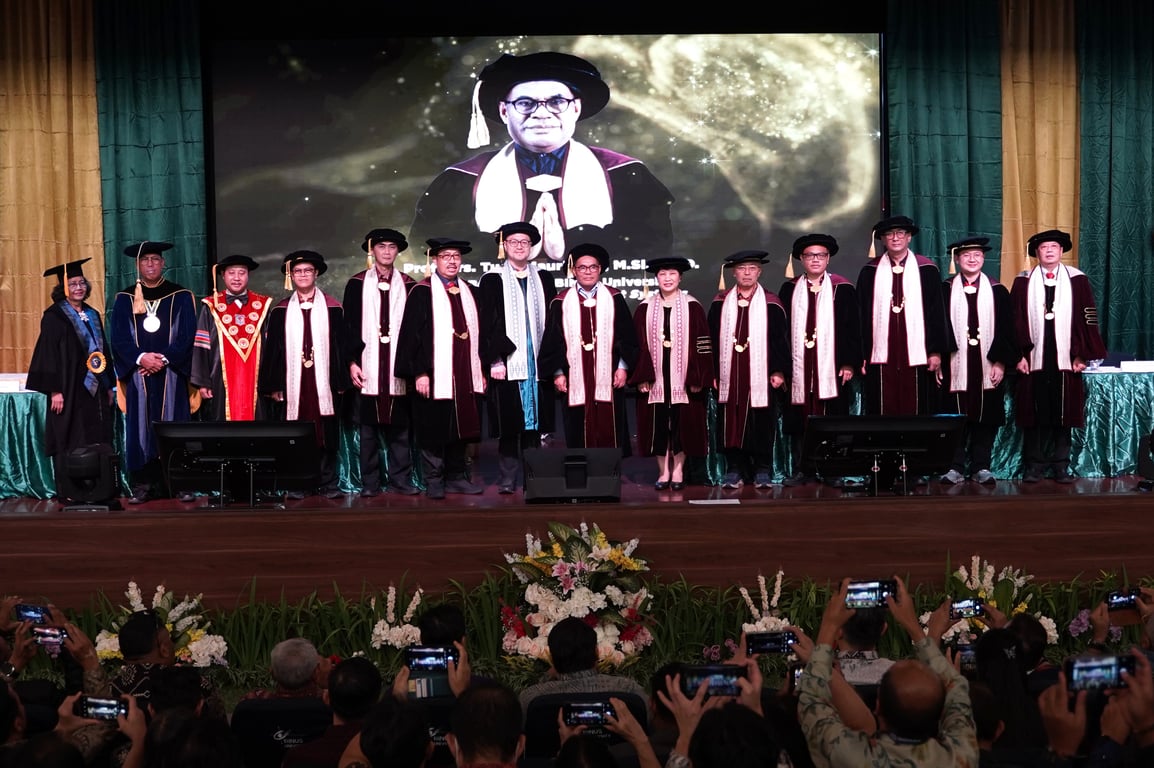 Prof. Drs. Tuga Mauritsius, MSi., PhD. berfoto bersama Jajaran Senat BINUS University & Guru Besar Tamu.