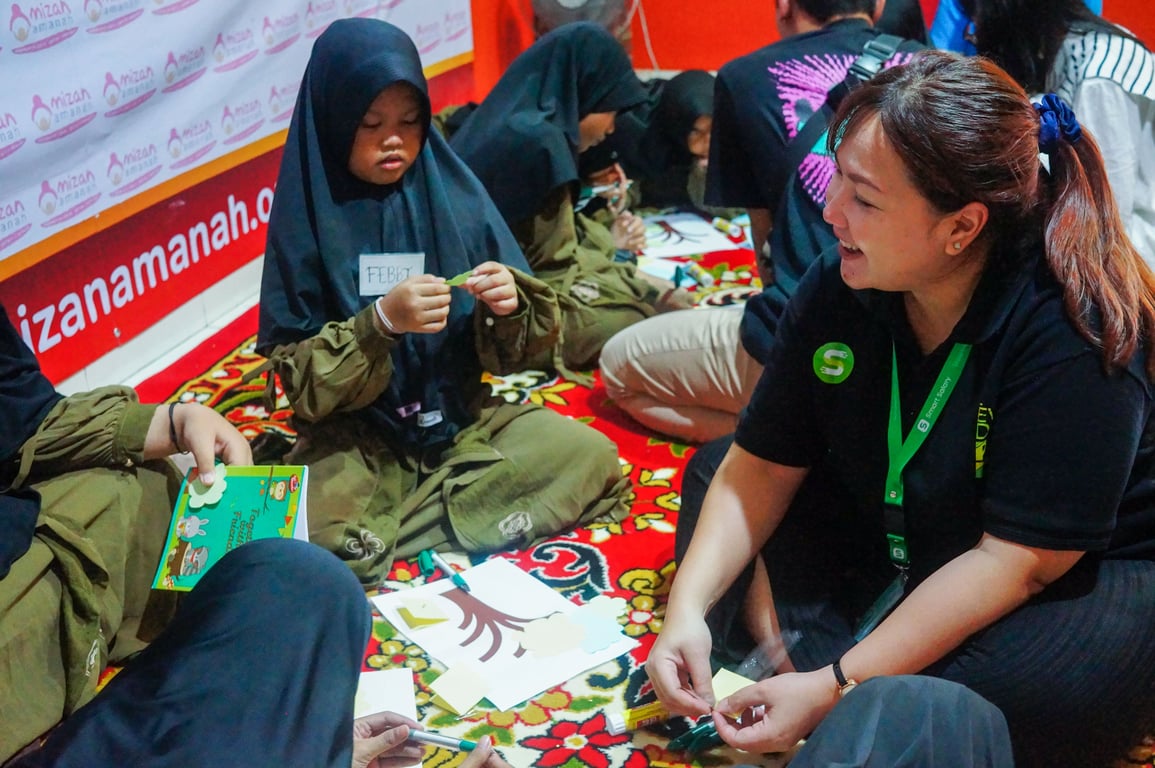Tim Smart Salary berbagi cerita dan membangun koneksi bersama anak-anak di Rumah Singgah Mizan Amanah Cilandak Barat. Sumber: Smart Salary