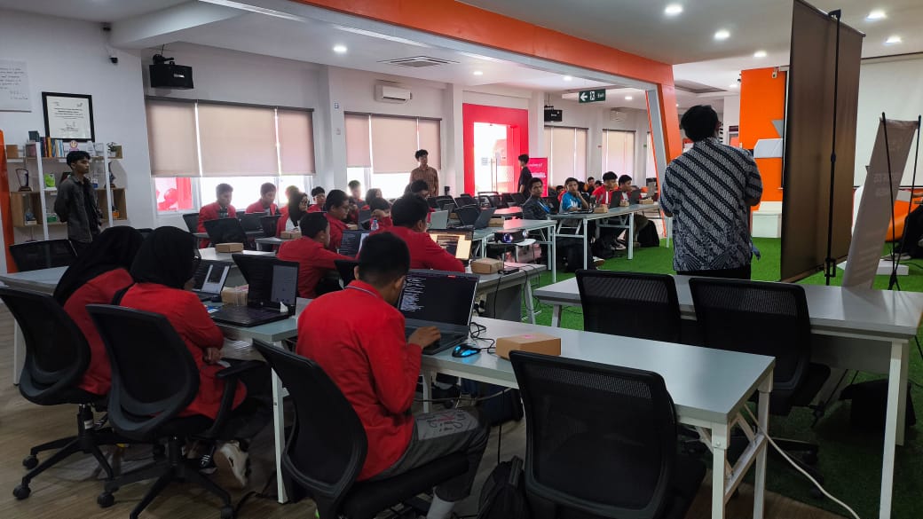 Sesi utama workshop IDSECCONF 2025 di Telkom AI Connect Makassar