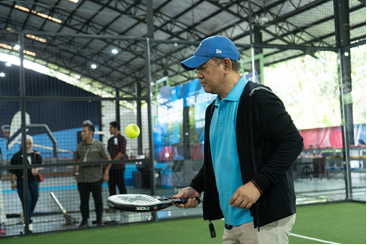 Direktur Utama Krakatau Steel, Dr. Akbar Djohan, melakukan pertandingan exhibition pada peresmian The Level, Cilegon (27/1)