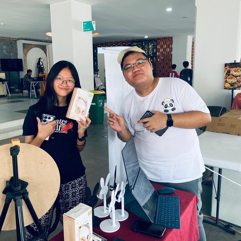 Tim Sanct Social bersama pengunjung di booth.
