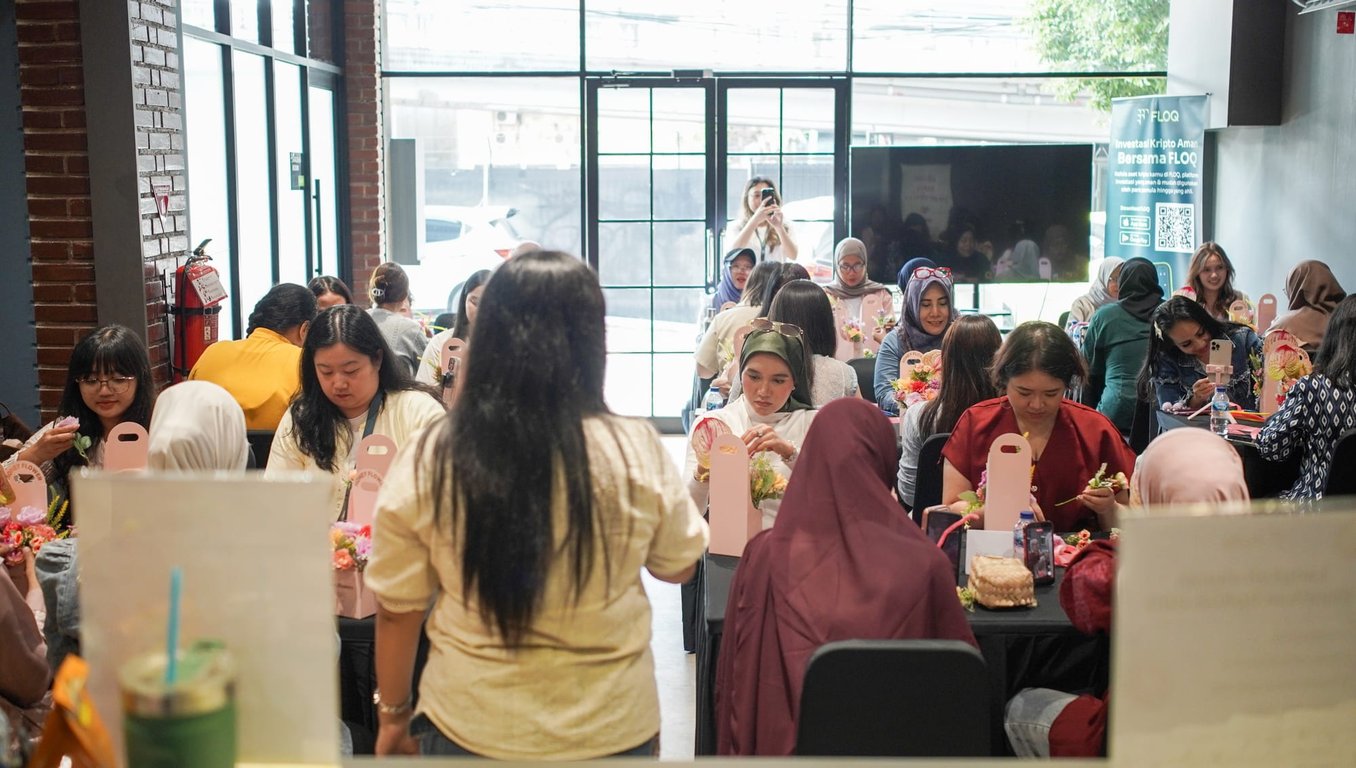 Peserta mengikuti kegiatan flower arrangement sebagai bagian dari rangkaian FLOQ Circle: Sisterhood, yang memadukan aktivitas komunitas dengan diskusi seputar wellness dan finansial. Foto: FLOQ.
