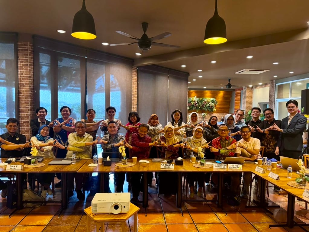 Foto bersama jajaran kepemimpinan Indonesia Health Development Center (IHDC) beserta para pakar dan tokoh lintas sektor seusai Seri Diskusi Publik 