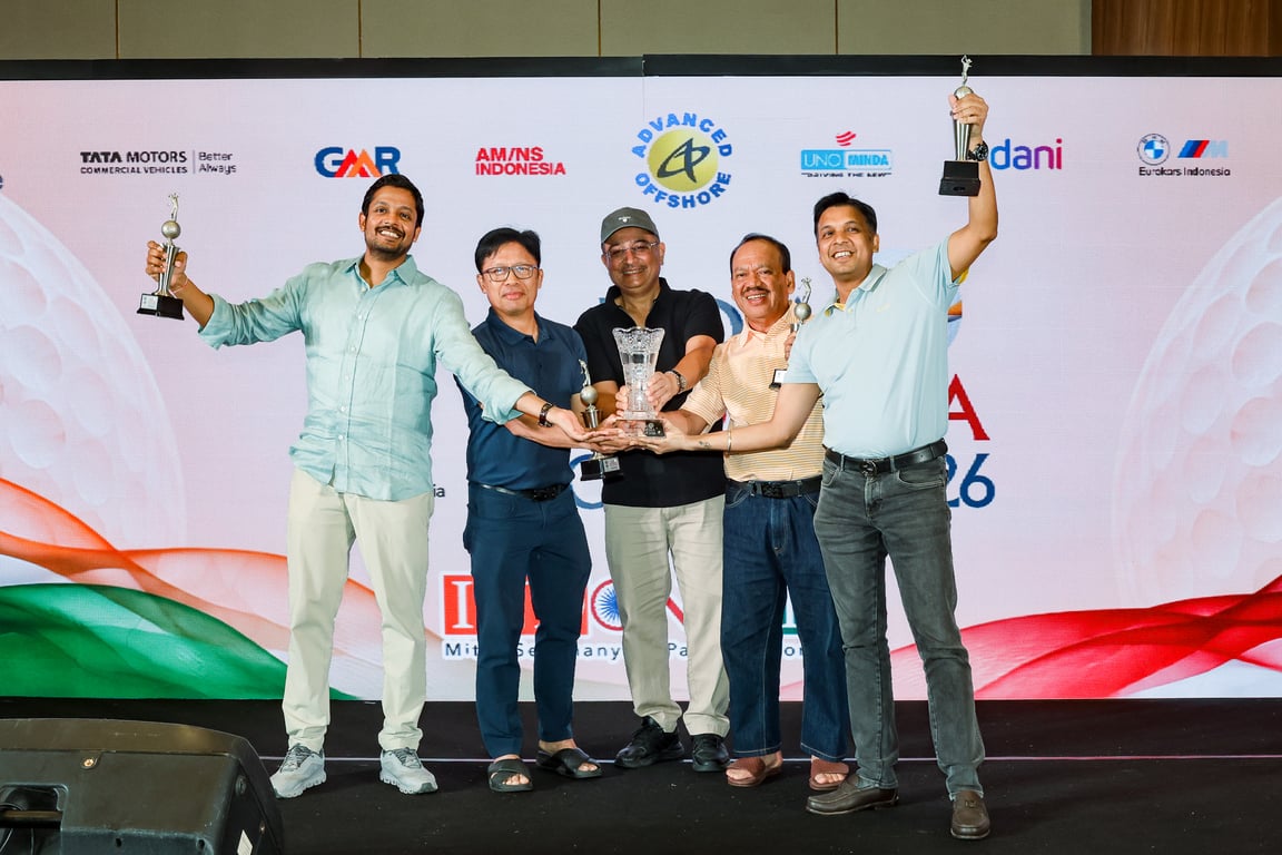 Duta Besar India untuk Indonesia (tengah) memberikan hadiah kepada pemenang utama turnamen India–Indonesia Golf Cup 2026 di Pondok Indah Golf Course, Jakarta, Sabtu (22/8/2026).