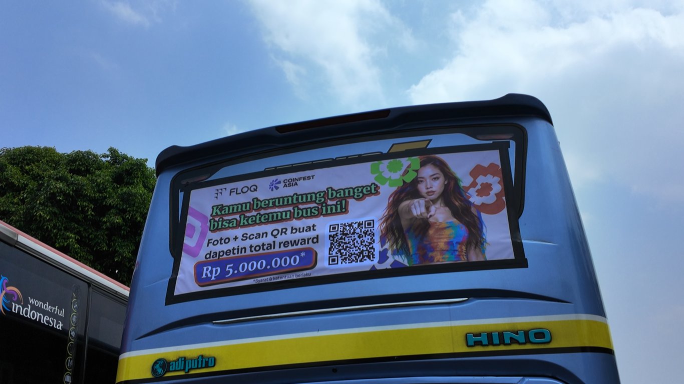 Program FLOQ Community Bus kasih hadiah bagi pengguna jalan yang melihat bis melintas dengan scan QR code. Sumber: FLOQ.